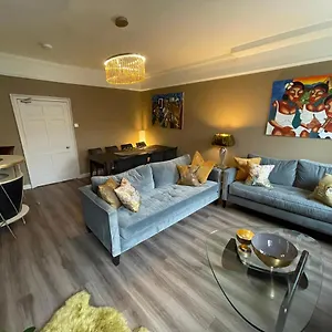 Impeccable 4-bed In Apartment