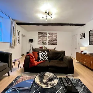 Superbly Located 2 Bedroom Luxury Apartment